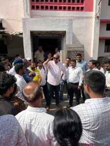 मुलुंड पश्चिमेतील बाबू जगजीवन राम नगर येथील रहिवाशांकडून तक्रार प्राप्त झाली होती की, महानगरपालिकेमार्फत लावण्यात आलेल्या पत्र्यांमुळे त्यांच्या चाळीतील वेंटिलेशन पूर्णतः बंद झाले आहे