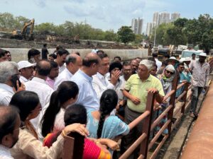 पावसाळ्यापूर्वी मुंबई उपनगरातील नाल्यांच्या सफाईचा आढावा घेतला.