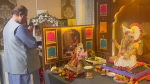 वार्ड १०३ च्या अध्यक्षा हेतल जोबनपुत्रा जी, माझे मित्र हितेश ठक्कर जी व रितेश ठक्कर जी यांच्या निवासस्थानी भेट देऊन गणपती बाप्पाचे मनोभावे दर्शन घेतले आणि आशीर्वाद प्राप्त केला