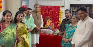योगेश मकवाना आणि मनिष गोरी यांच्या निवासस्थानी भेट देऊन गणपती बाप्पाचे मनोभावे दर्शन घेतले