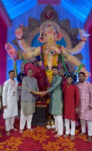 मुलुंडमधील विविध सार्वजनिक गणेश मंडळांना भेट देऊन लाडक्या गणरायाचे मनोभावे दर्शन घेतले